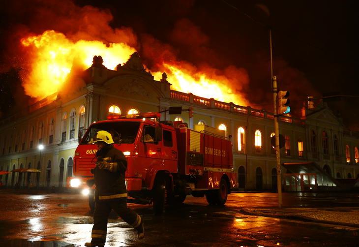 FOTOS Aç u00e3o dos Bombeiros no combate ao inc u00eandio no Mercado Público ZH Aparador De Grama Eletrico Leroy Merlin ~ FOTOS Aç u00e3o dos Bombeiros no combate ao inc u00eandio no Mercado Público ZH